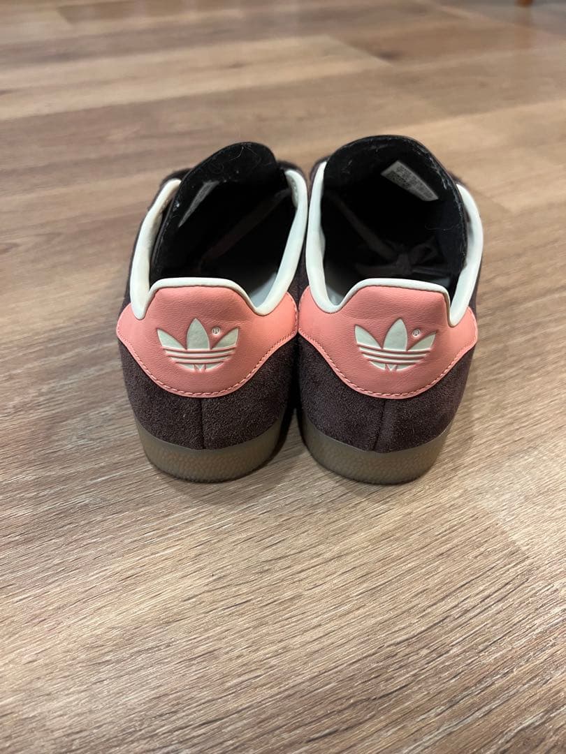 adidas ブラウン スエード スニーカー