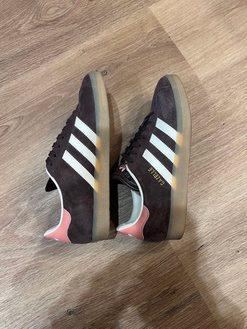 adidas ブラウン スエード スニーカー