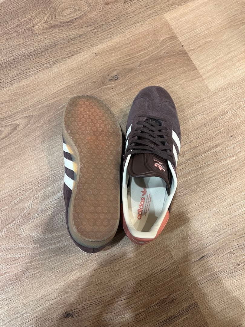 adidas ブラウン スエード スニーカー