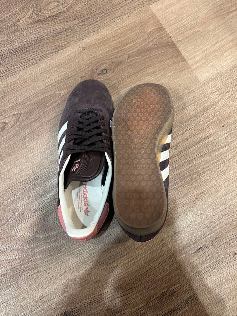 adidas ブラウン スエード スニーカー