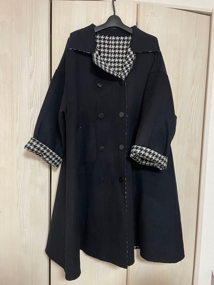 口角にほくろがある彼女　Tnewties トゥエンティーズ　ロングコート