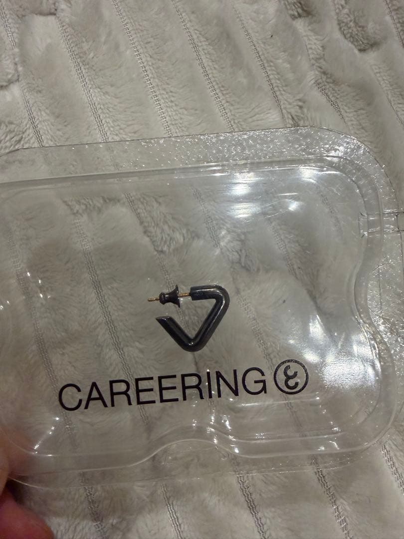 CAREERING ブラック 片耳用ピアス ケース付き