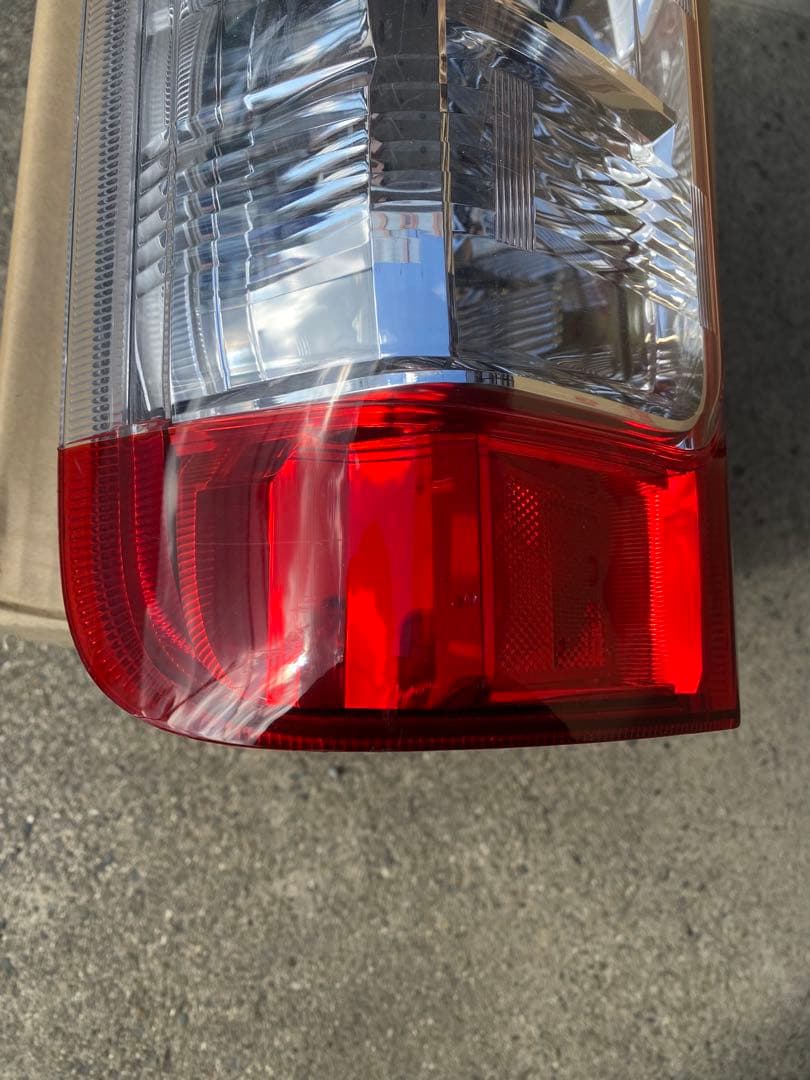 TRH211 ハイエース　左テールランプ 中古品