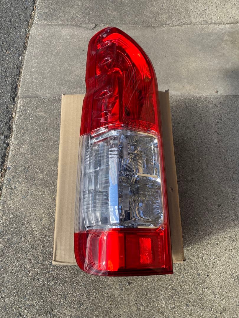 TRH211 ハイエース　左テールランプ 中古品
