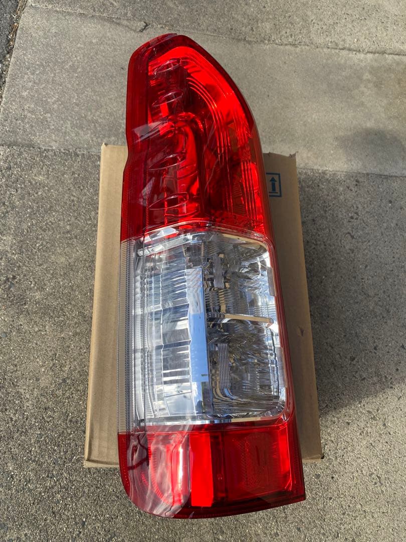 TRH211 ハイエース　左テールランプ 中古品