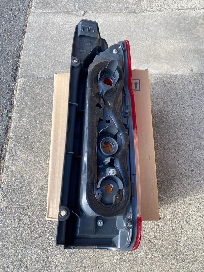 TRH211 ハイエース　左テールランプ 中古品