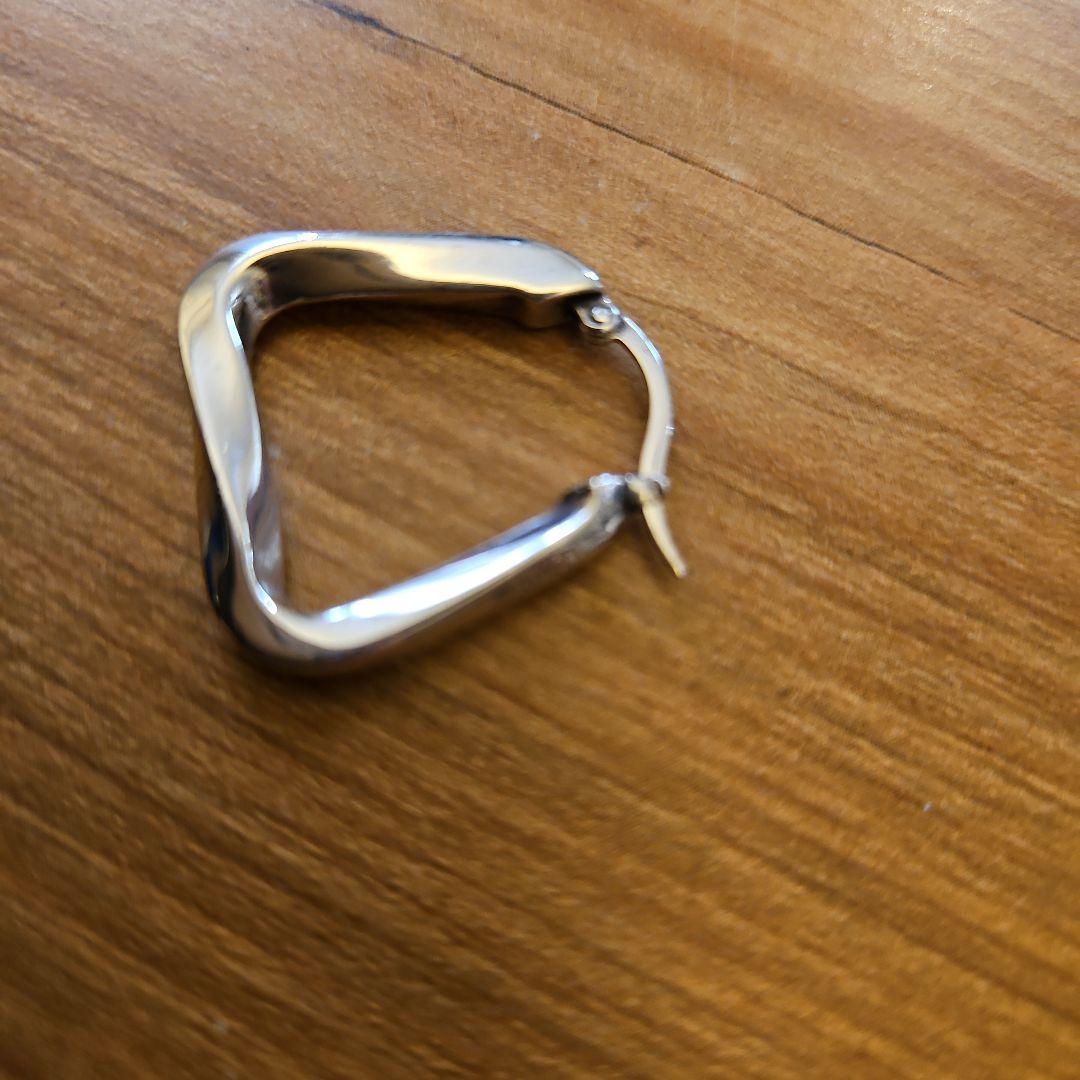 本間　BOTTEGA ボッテガ　ピアス ツイスト トライアングル