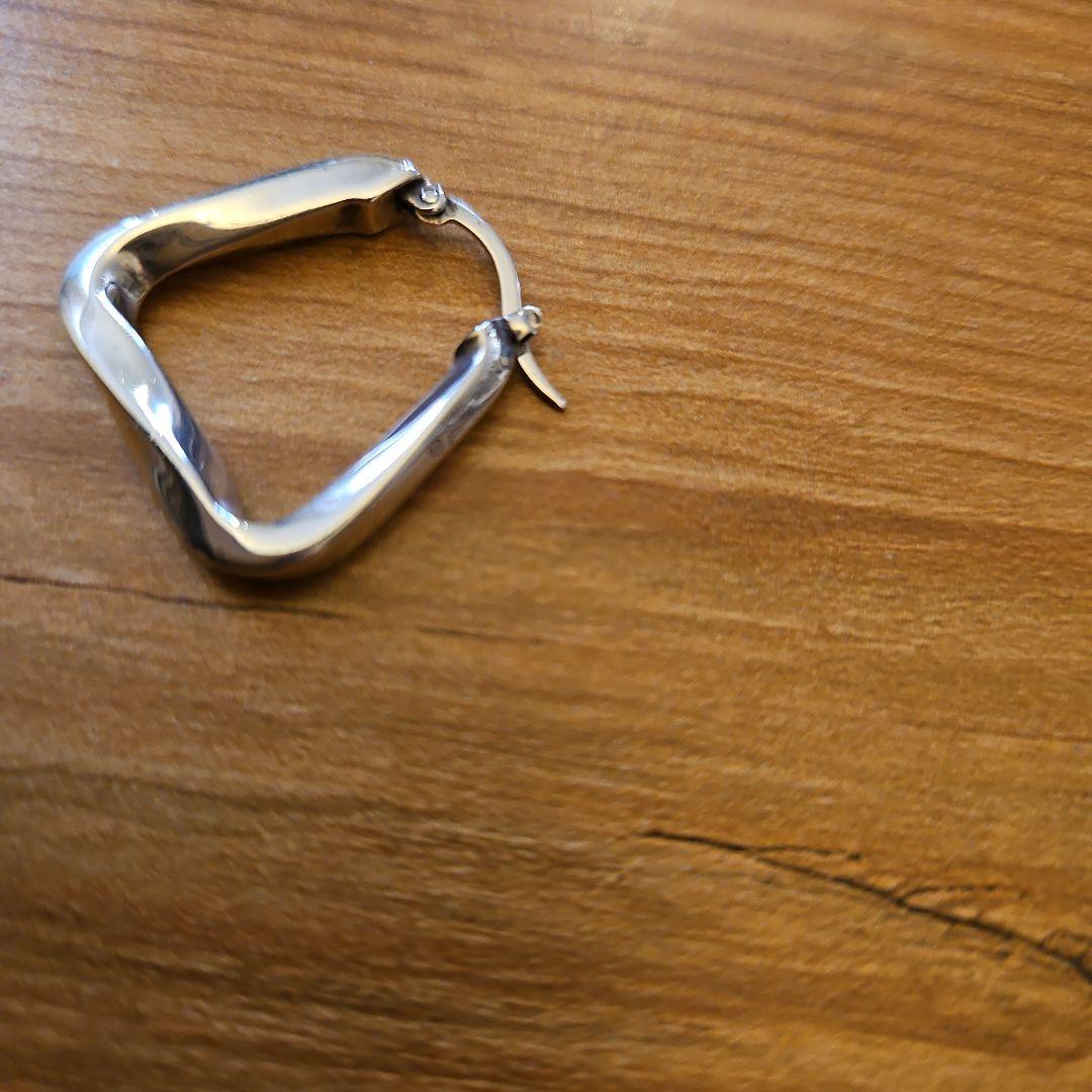 本間　BOTTEGA ボッテガ　ピアス ツイスト トライアングル