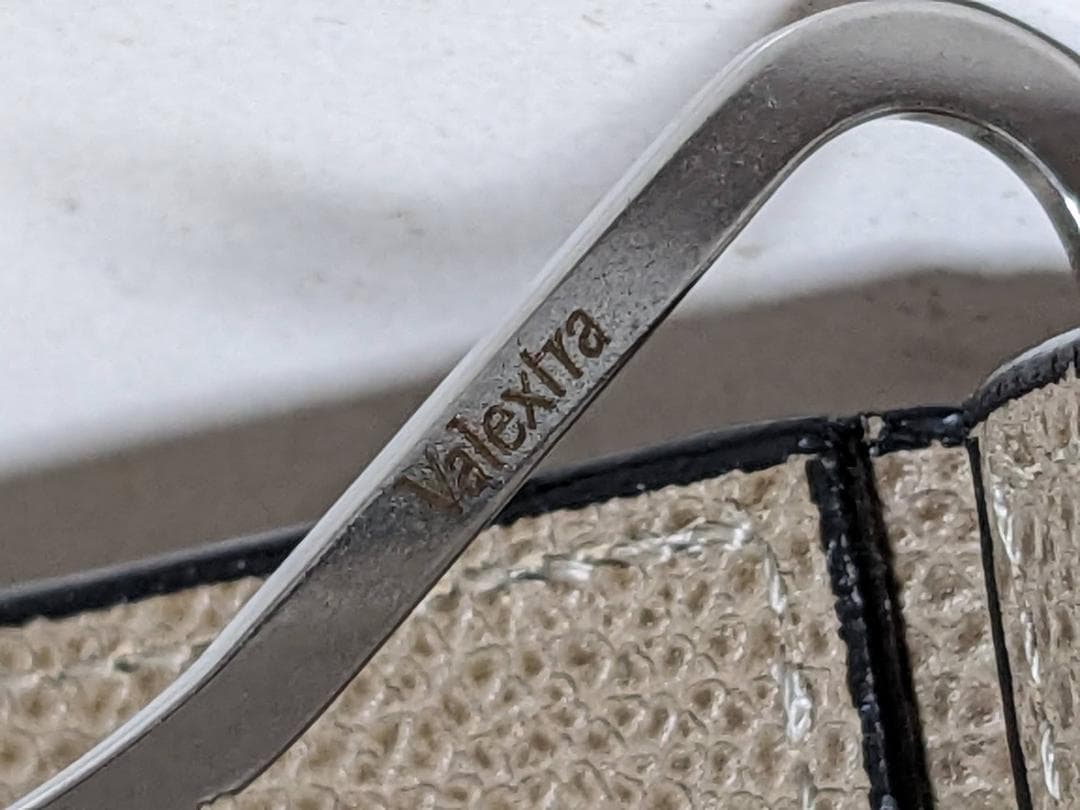 未使用品 ヴァレクストラ ソフトカーフスキン 二つ折り マネークリップ 財布