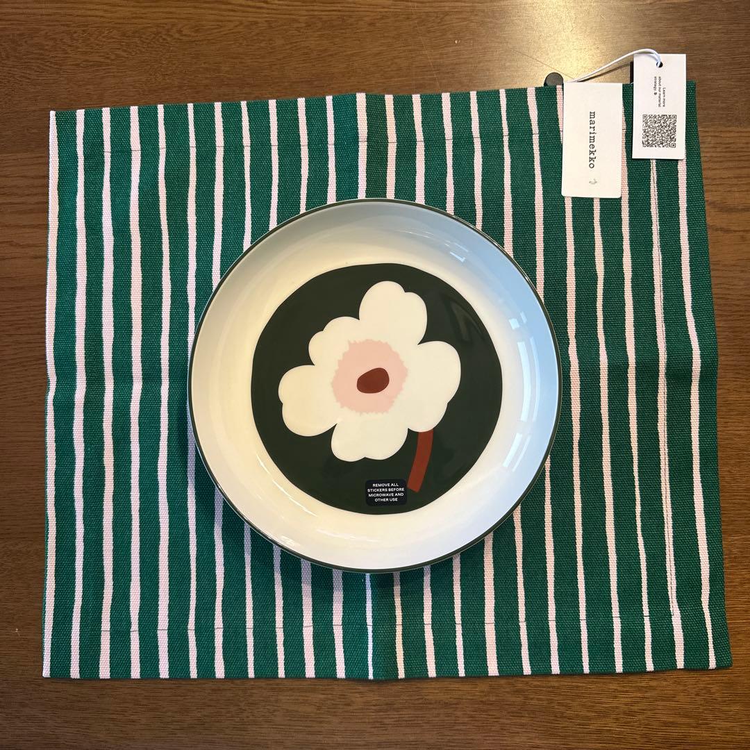 新品タグ付き　完売　マリメッコ　プレイスマットと皿のセット　ウニッコ