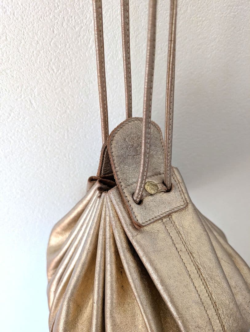 ILBISONTE 巾着レザーバッグ　ゴールド