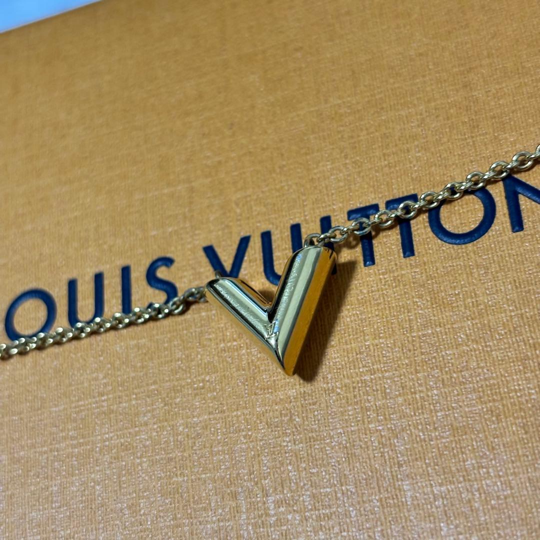 LOUIS VUITTON エッセンシャルVネックレス