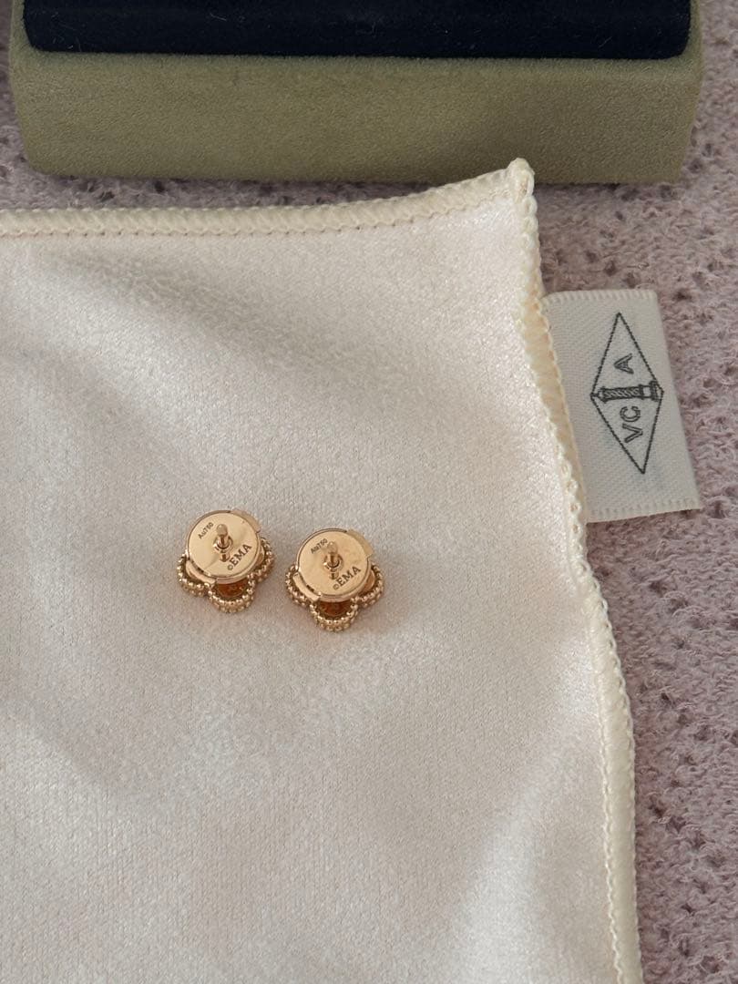 スウィート アルハンブラ ピアス オニキス