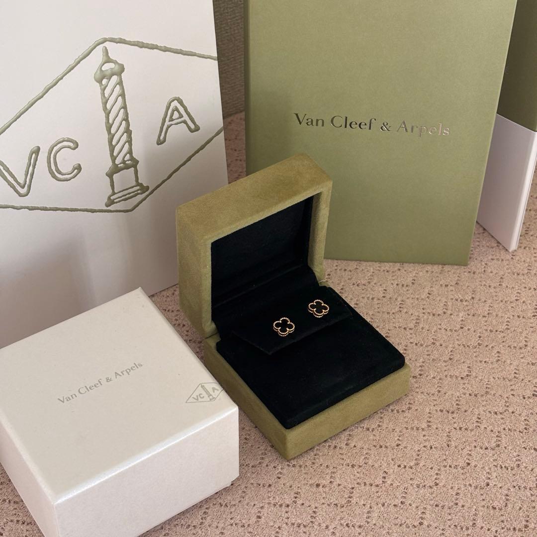 スウィート アルハンブラ ピアス オニキス