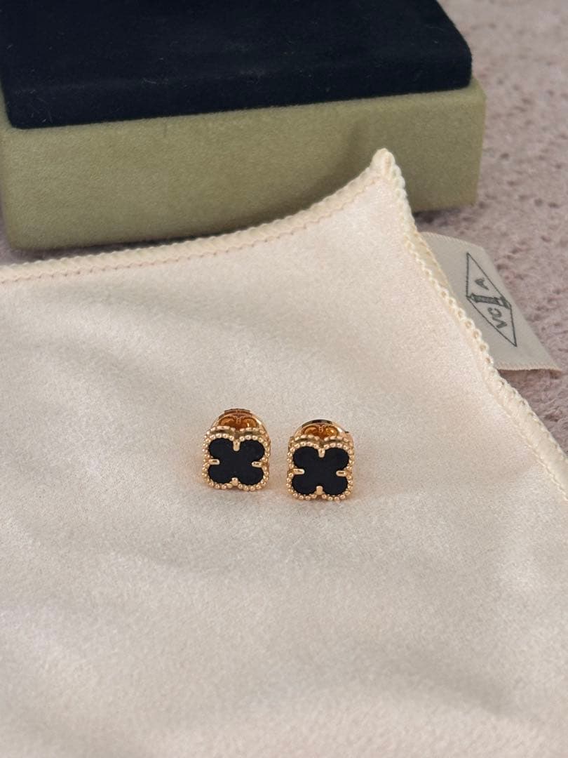 スウィート アルハンブラ ピアス オニキス