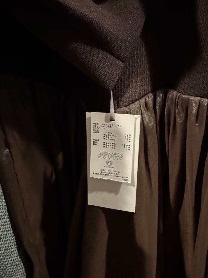 新品紙タグ付き　SNIDEL コールドショルダーニットワンピース BRW