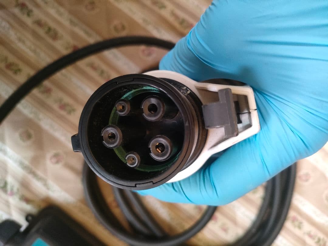 EV充電ケーブル(三菱アウトランダーphevで使用)