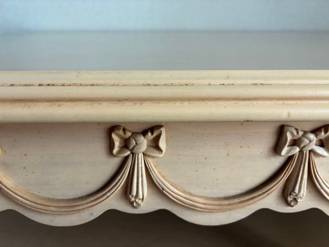 クリーム色のクラッシックセンターテーブル