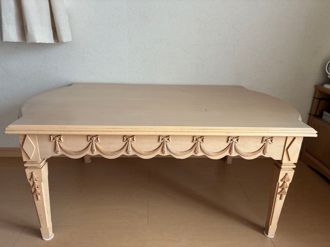 クリーム色のクラッシックセンターテーブル