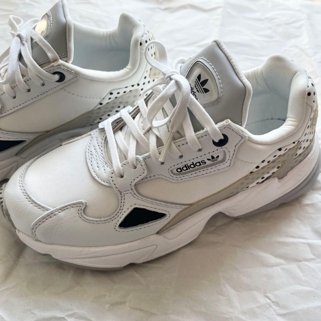 adidas ファルコン スニーカー 23cm 白 ドット柄