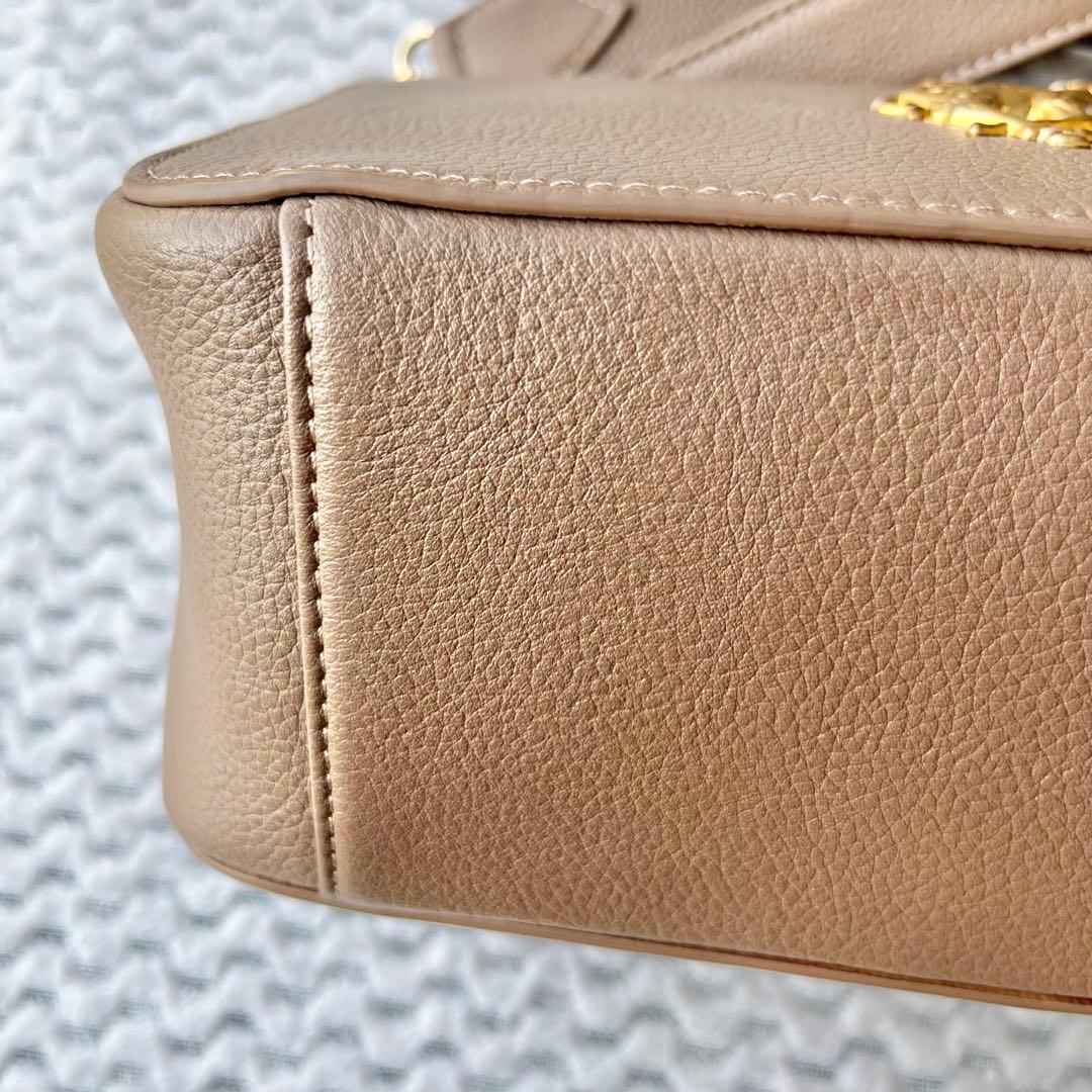 イアパピヨネ ブルックリンチャーム キリン スクエアショルダーバッグ モカ