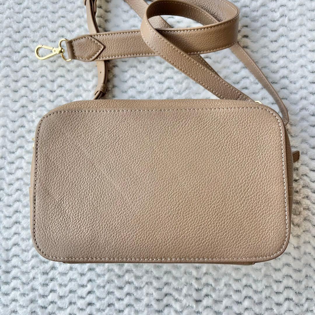 イアパピヨネ ブルックリンチャーム キリン スクエアショルダーバッグ モカ