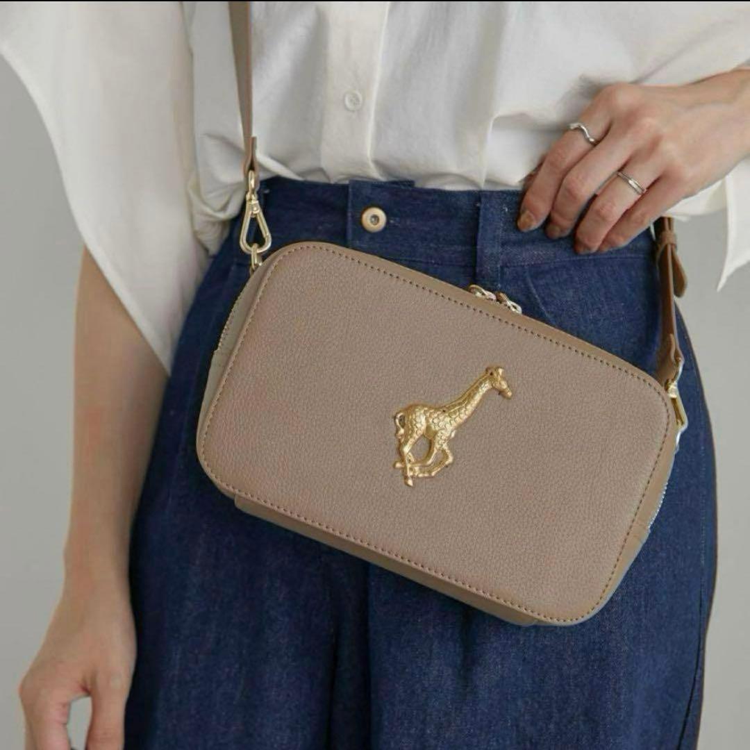 イアパピヨネ ブルックリンチャーム キリン スクエアショルダーバッグ モカ