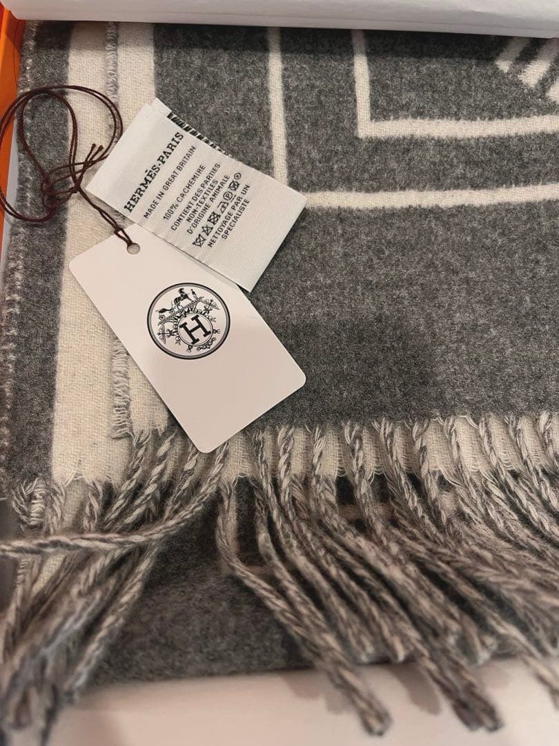 エルメス　2025カシミアマフラー《レトル・オ・カレ》