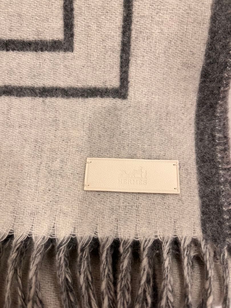 エルメス　2025カシミアマフラー《レトル・オ・カレ》