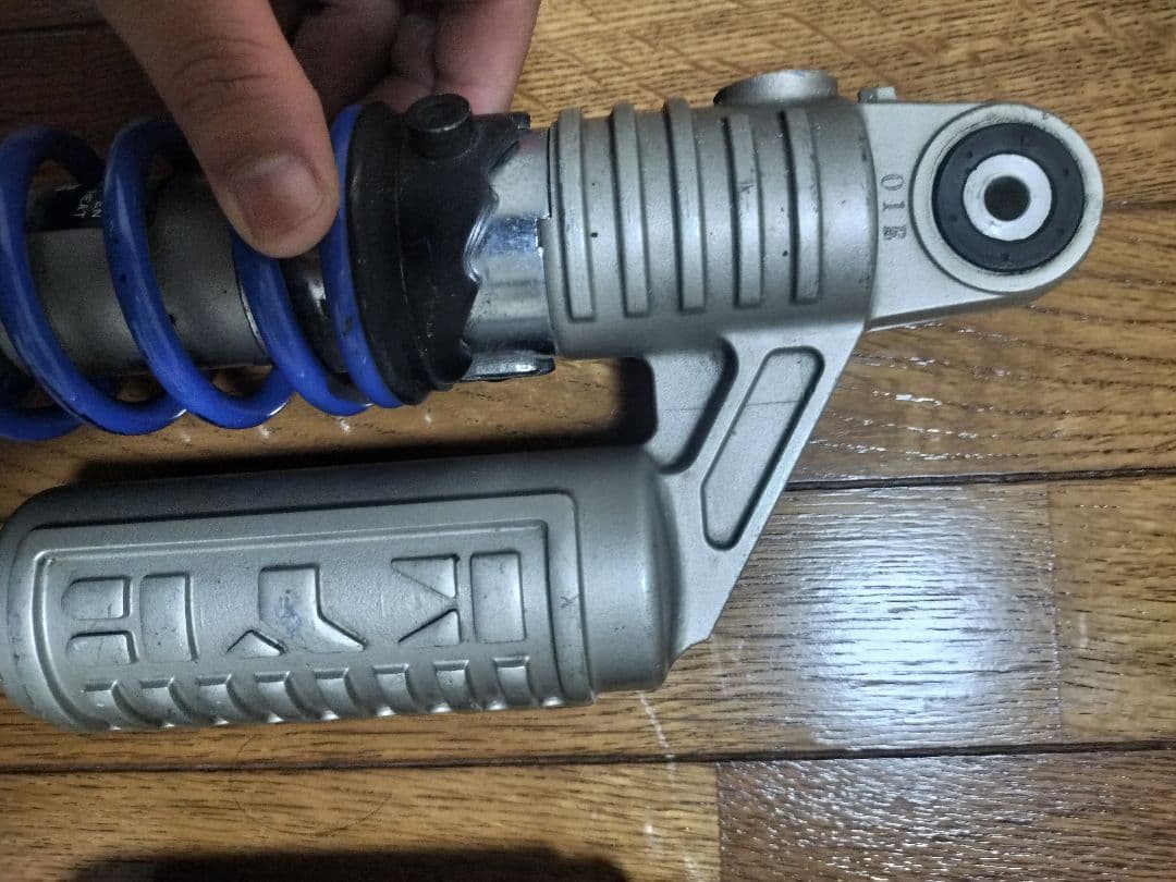 KYB ショックアブソーバー シルバー/ブルー