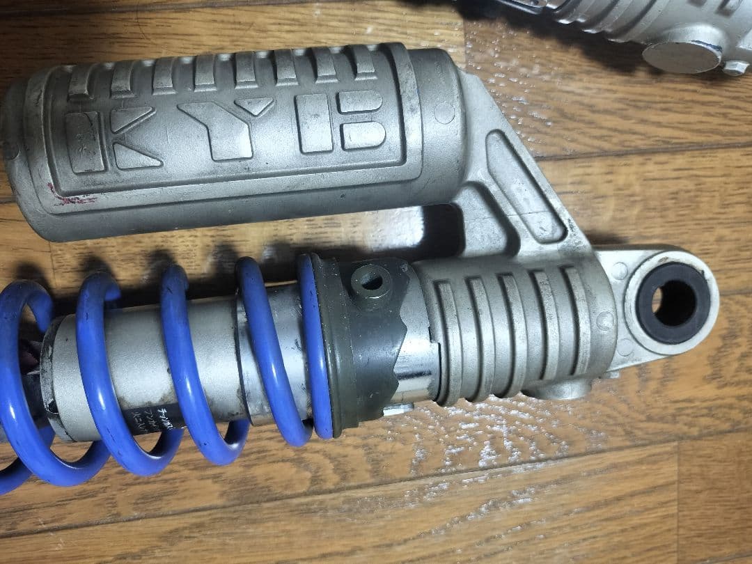 KYB ショックアブソーバー シルバー/ブルー