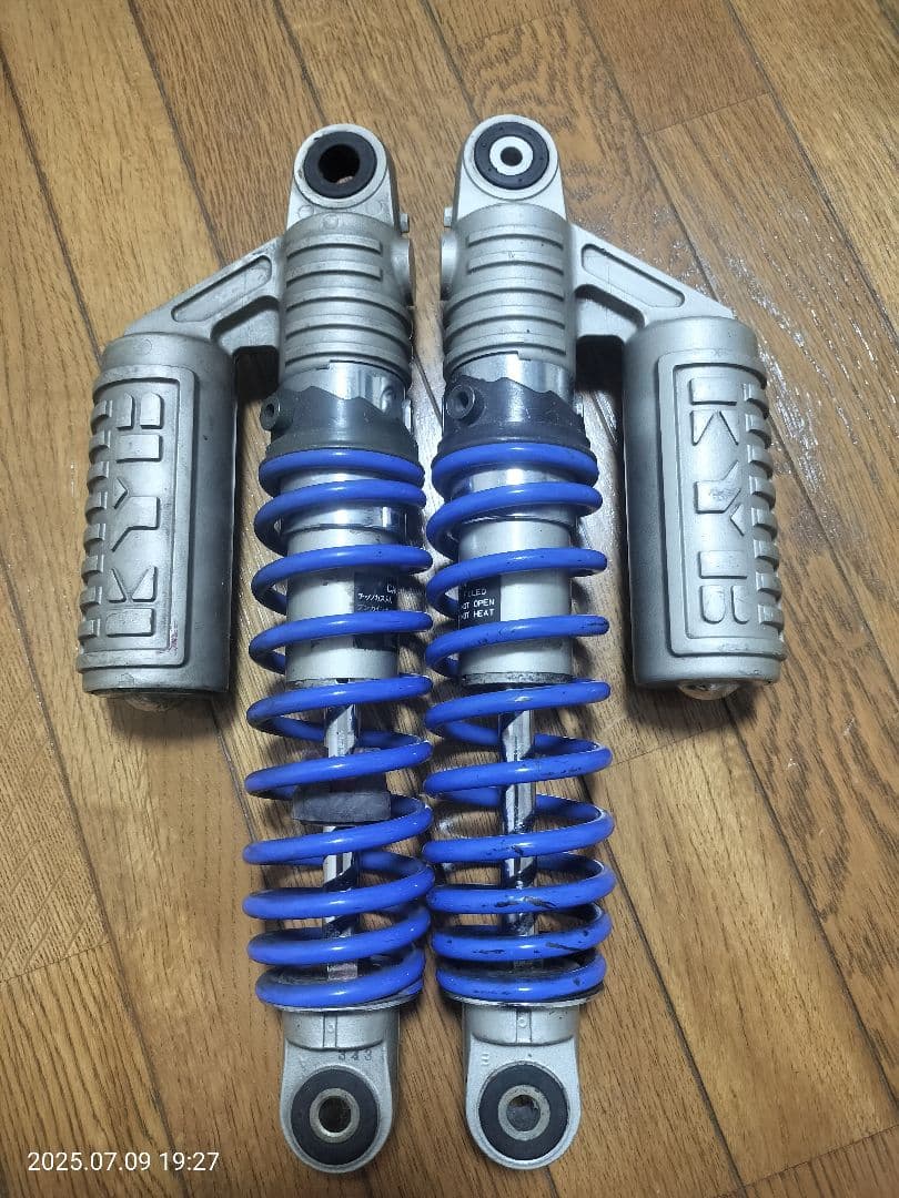 KYB ショックアブソーバー シルバー/ブルー