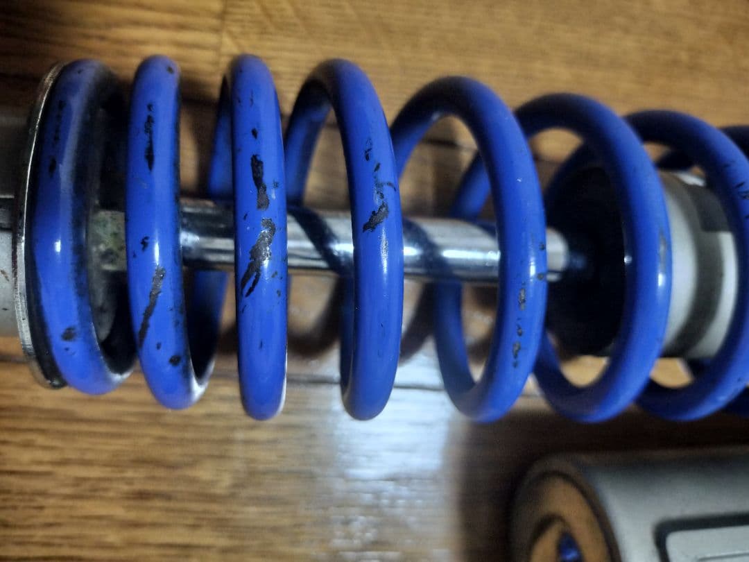 KYB ショックアブソーバー シルバー/ブルー