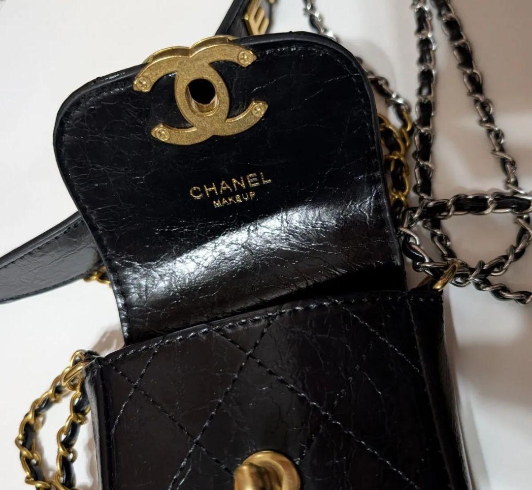 CHANEL ショルダーチェーン付きスマホホルダー& ミニポーチ