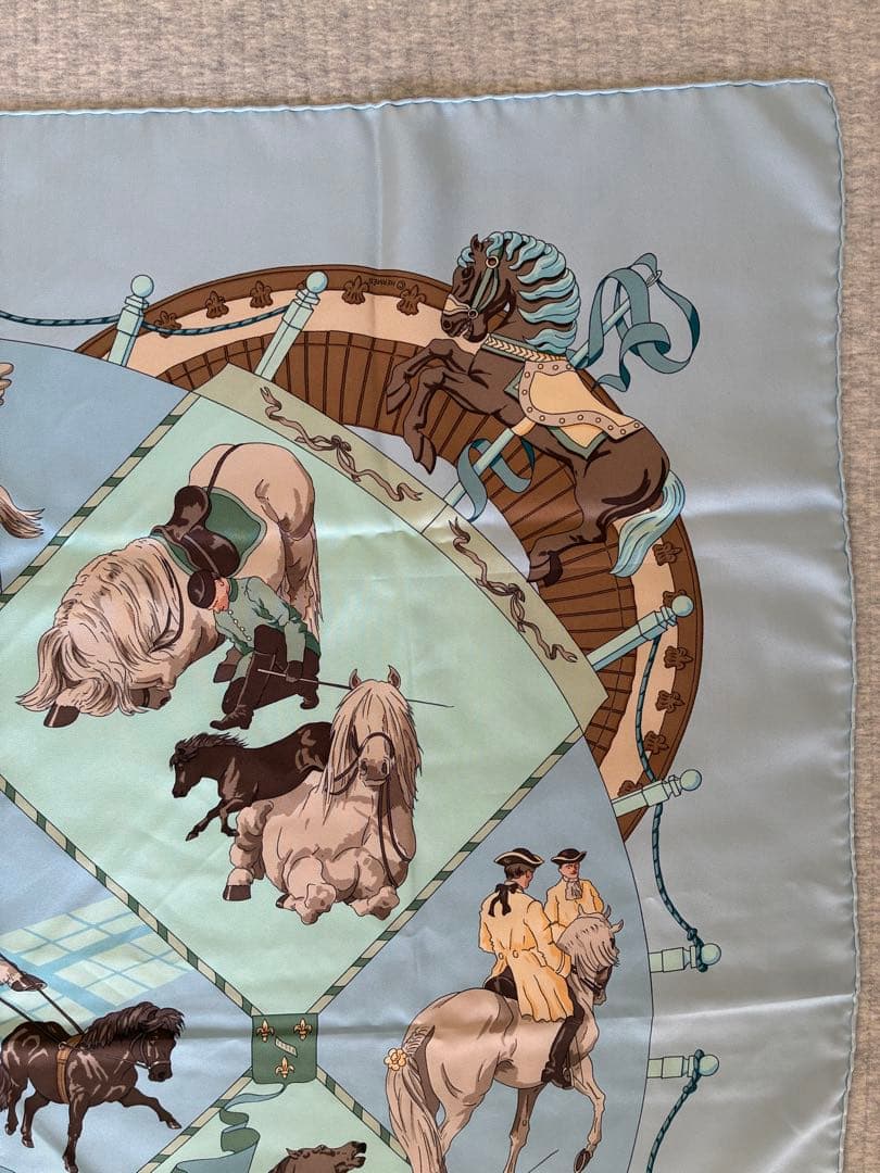 美品　エルメス カレ90　スカーフ　シャンティ城馬の博物館 ライトブルー　シルク