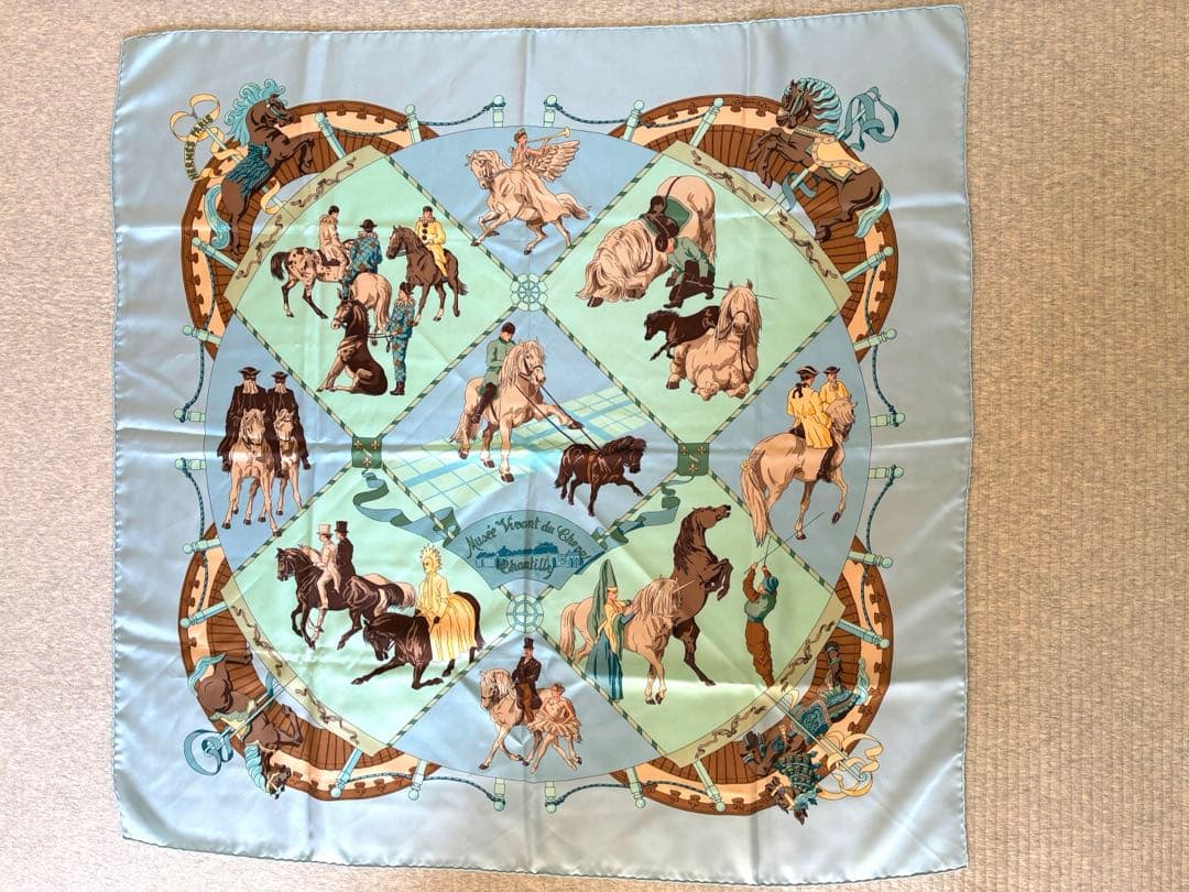 美品　エルメス カレ90　スカーフ　シャンティ城馬の博物館 ライトブルー　シルク