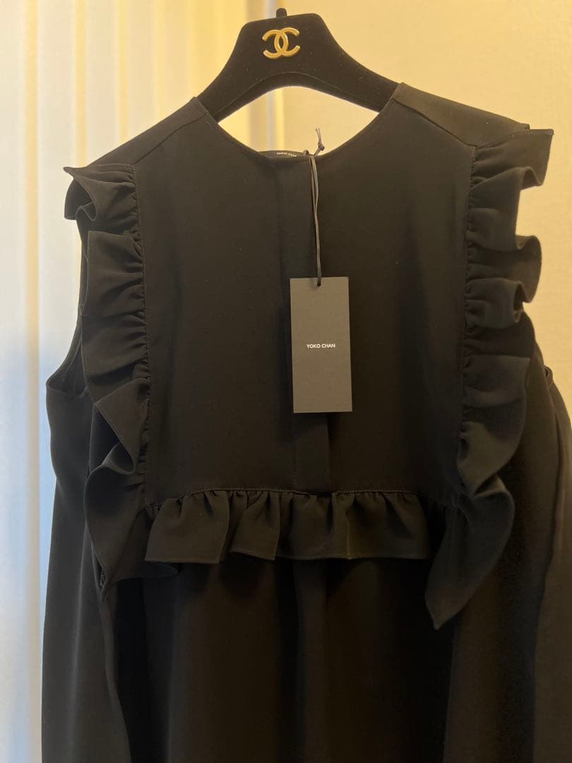美品◼️ヨーコチャン　ノースリーブフリルブラウス　38 黒