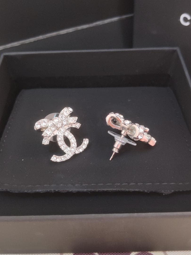 クリスタルピアス　リボン　銀色