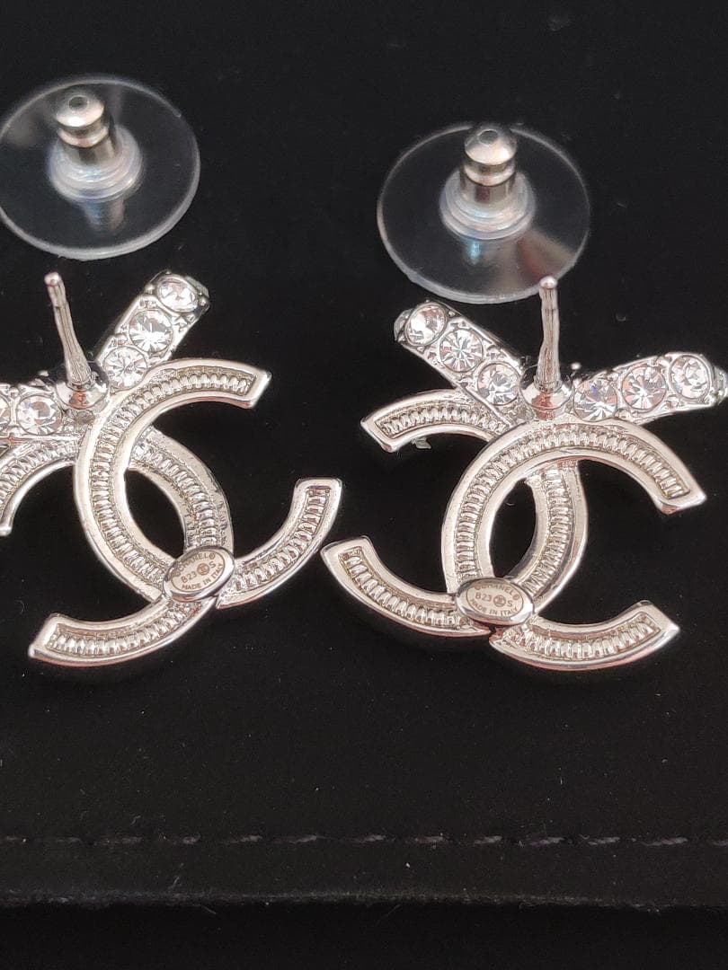 クリスタルピアス　リボン　銀色