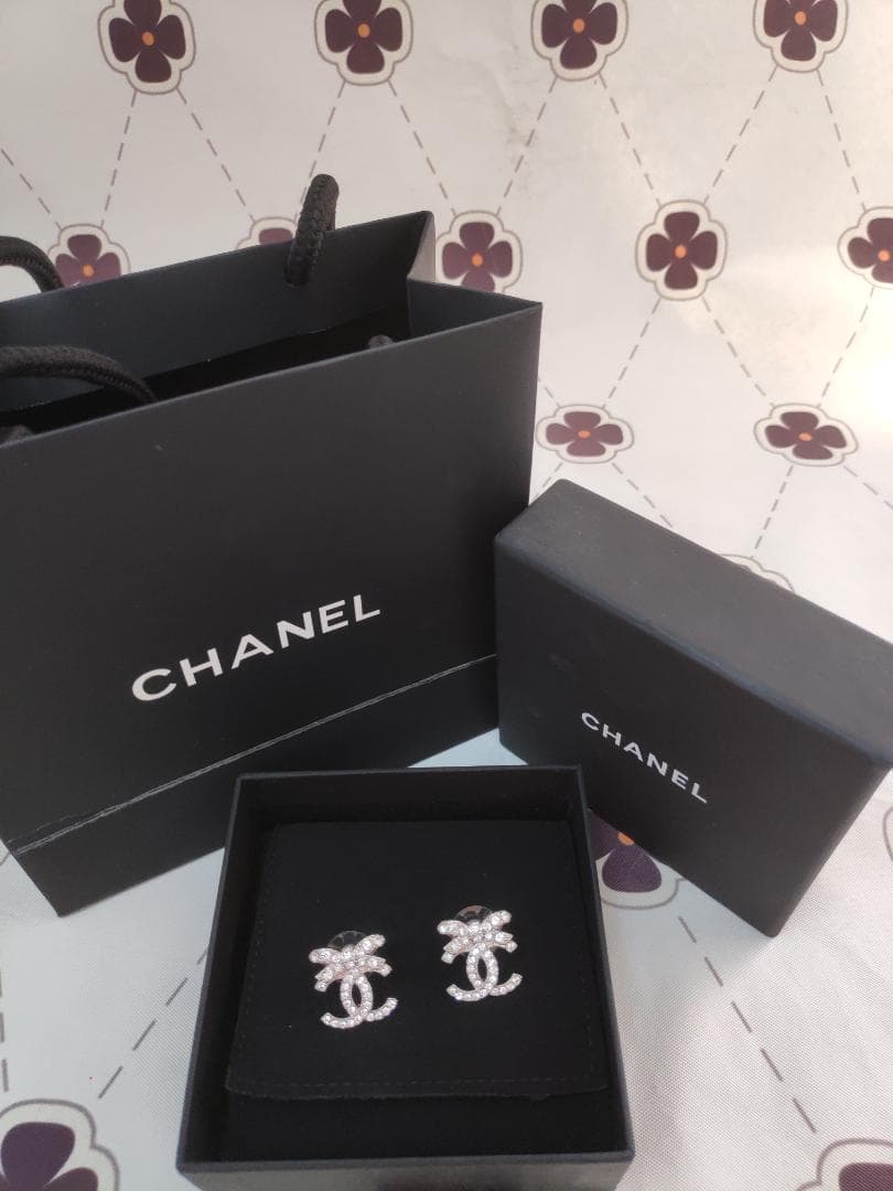 クリスタルピアス　リボン　銀色