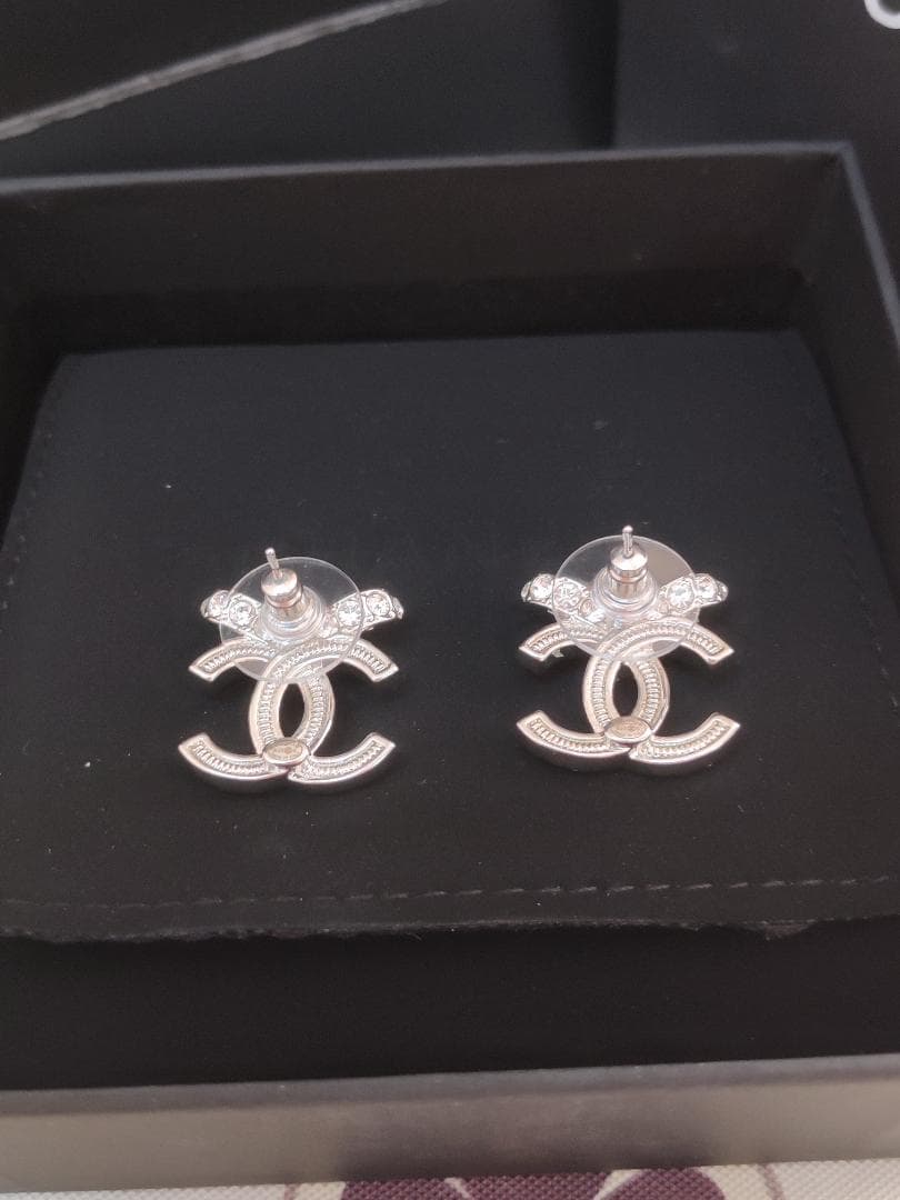 クリスタルピアス　リボン　銀色