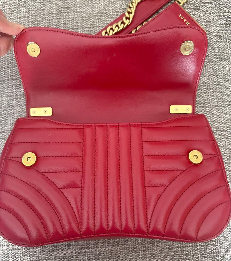 PRADA レッド キルティングショルダーバッグ