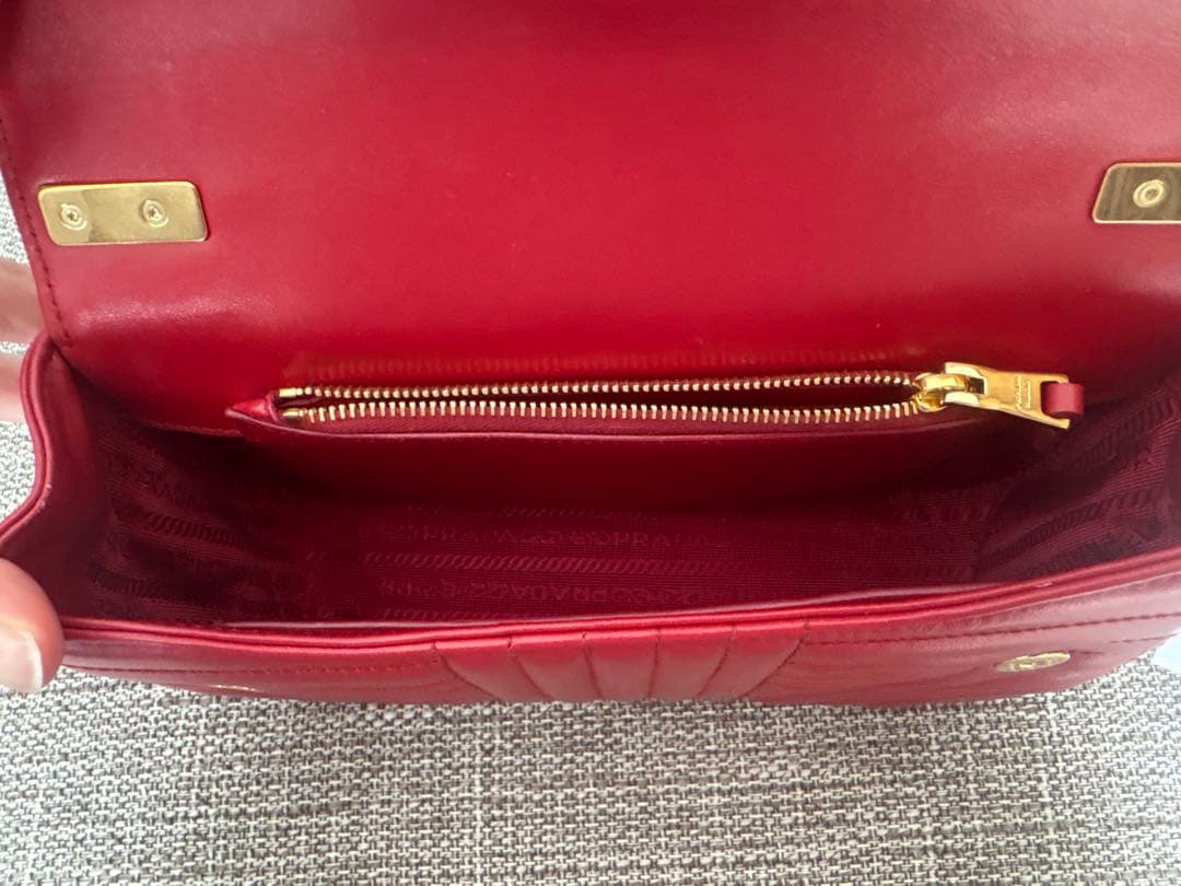 PRADA レッド キルティングショルダーバッグ
