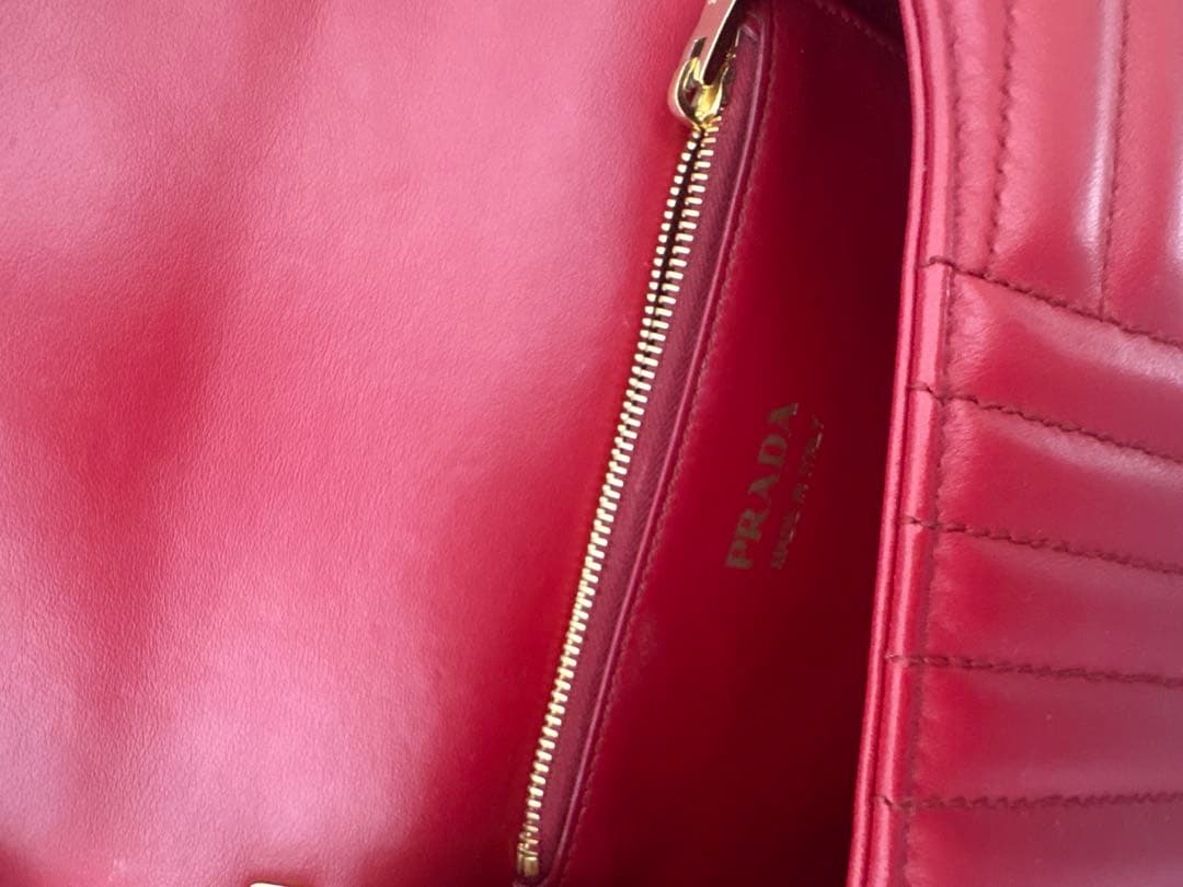 PRADA レッド キルティングショルダーバッグ