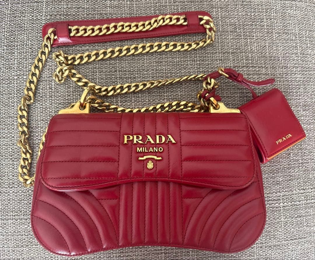 PRADA レッド キルティングショルダーバッグ