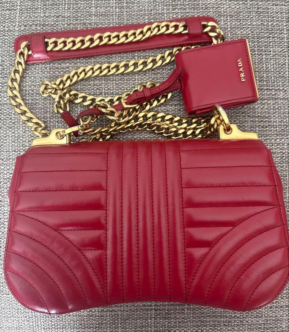 PRADA レッド キルティングショルダーバッグ