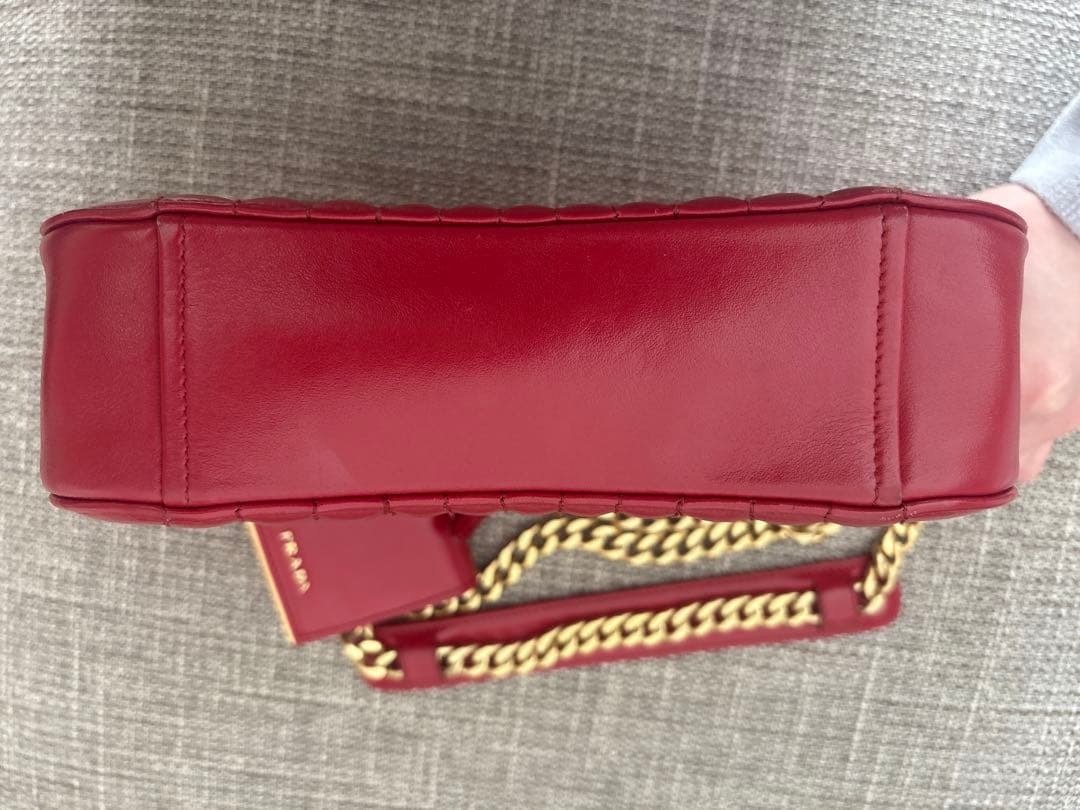 PRADA レッド キルティングショルダーバッグ