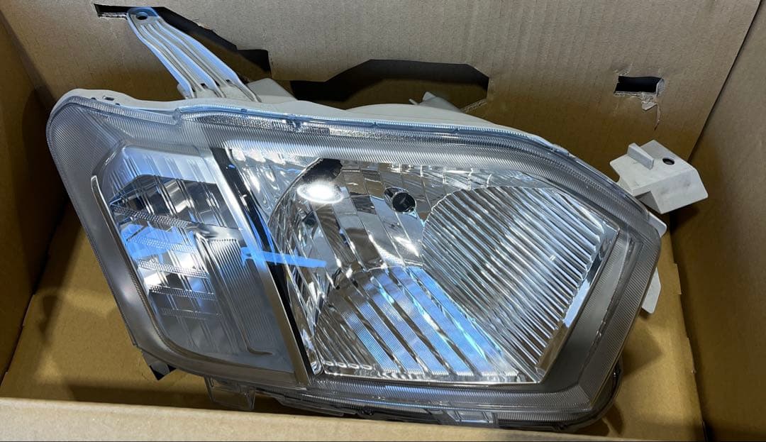 トヨタ　現行型　プロボックス　右側ヘッドライト　美品