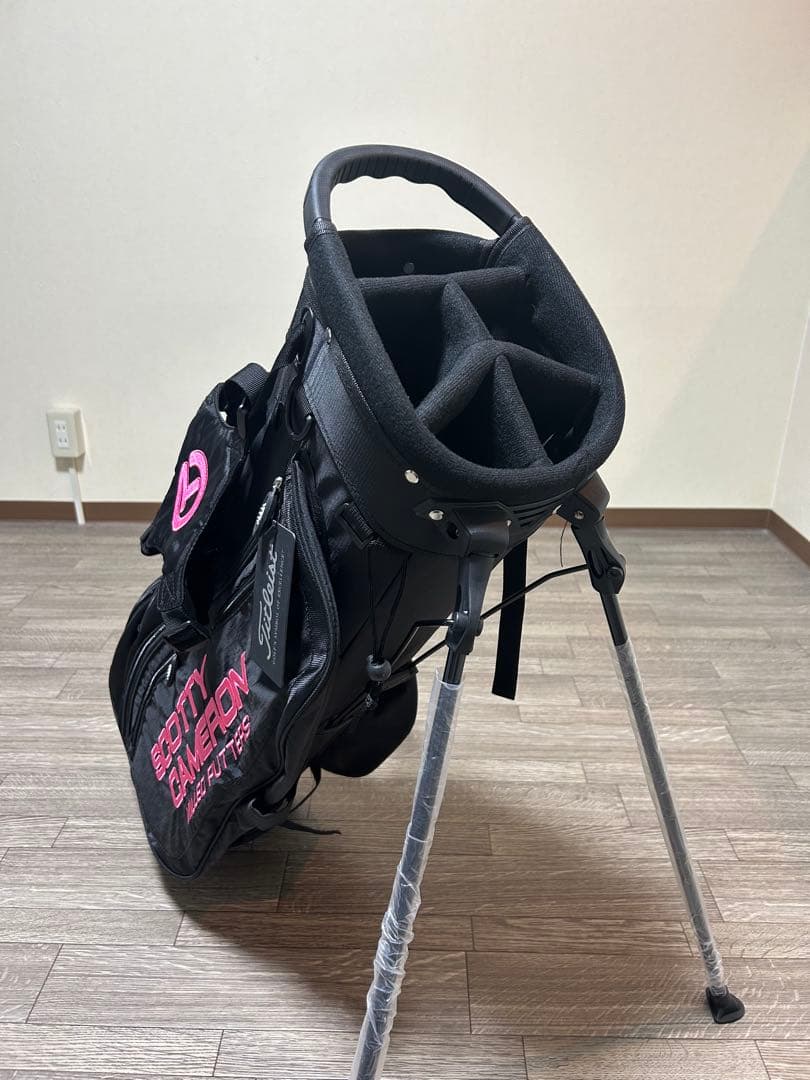 スタンド式キャディバック　ブラック&ピンクのコントラスト