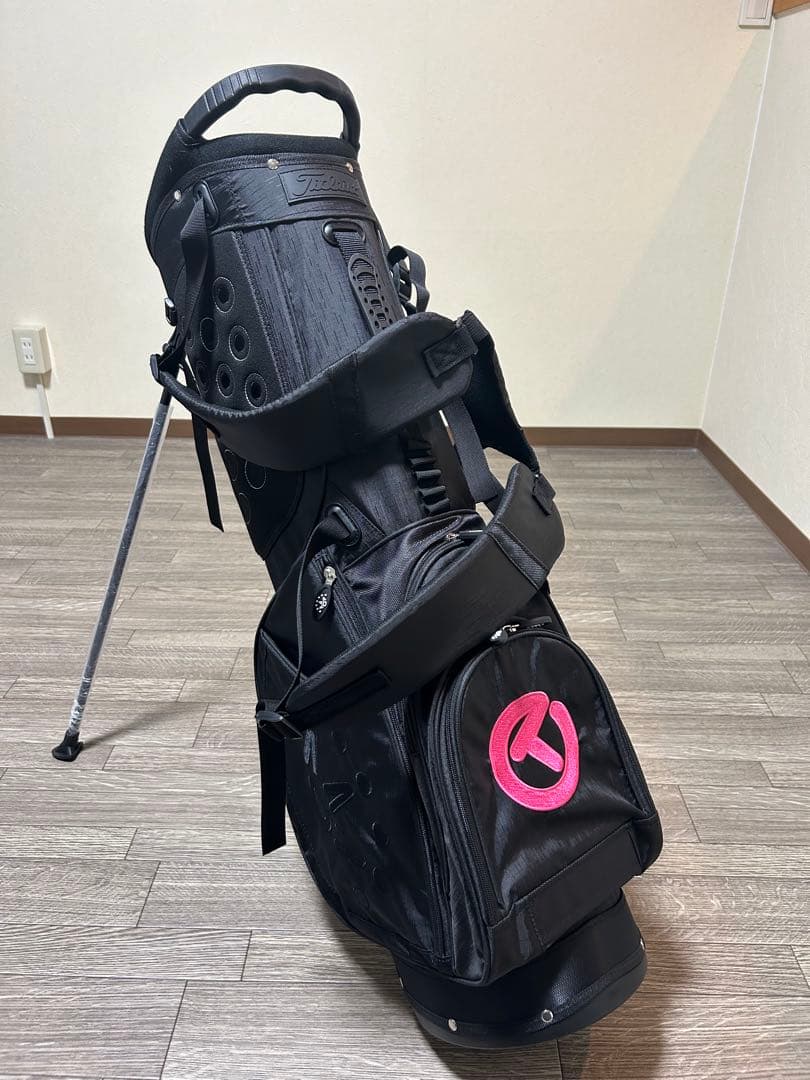 スタンド式キャディバック　ブラック&ピンクのコントラスト